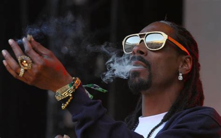 Snoop Dogg's Daughter Cori Broadus Wears FormFitting Neon Yellow Top
